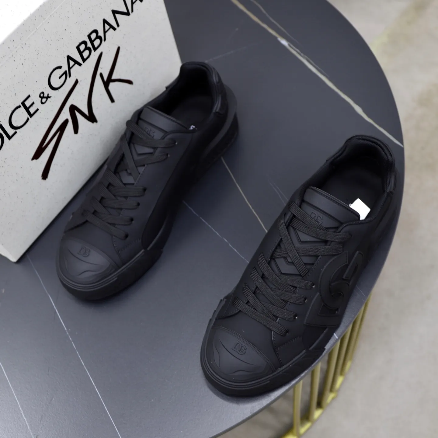 Ex-factory price: 600💰••New products••Dolce&Gabbana••DG✔️High-end men's sports•casual shoes. Original goods from top counters. Original imported multiple material splicing design ➕Original outsole.  Size: 38-44 (45, 46 customized)
